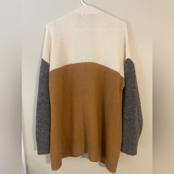 Madewell Allston Double-Button Cardigan
Sweater in Colorblock - Picture 5 of 7